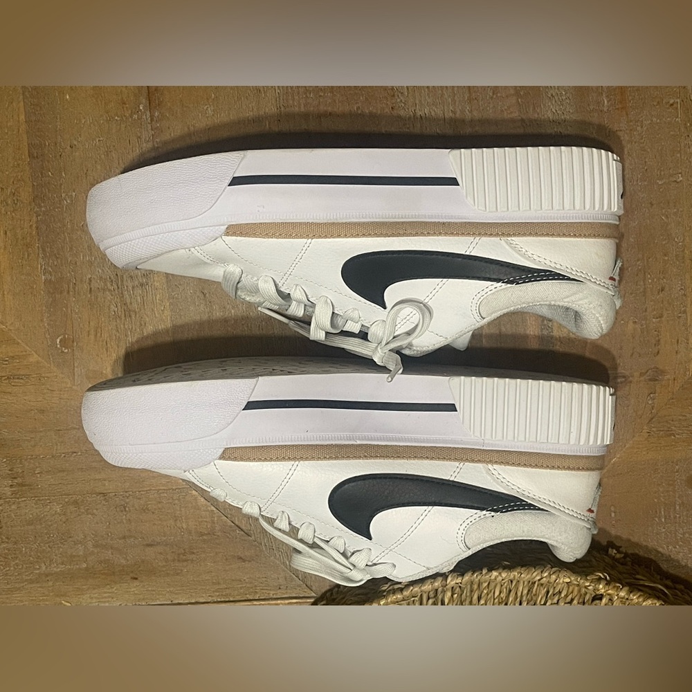 WOMEN'S NIKE COURT LEGACY LIFT PLATFORM SNEAKERS size 8.5